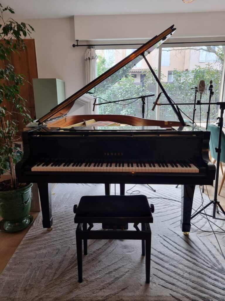 piano à queue yamaha C3 conservatory dans un studio à Aix-en-Provence